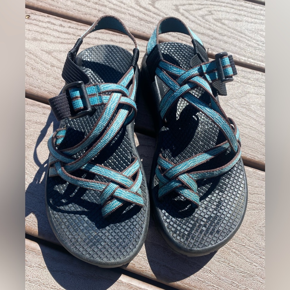 Women’s 2-toned, double strap Chaco. Size 7